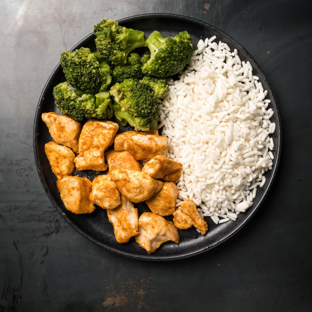 Witte rijst met gekruide kip en broccoli - 450 gram
